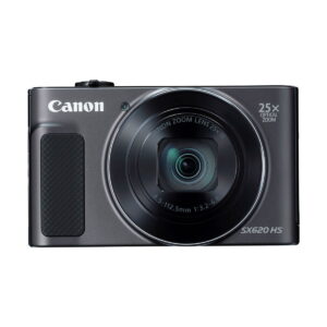 Canon_PowerShot_SX620_HS_003 Musta Canon PowerShot SX620 HS -digitaalikamera näkyy edestä, ja siinä on 25-kertainen optinen zoom-objektiivi ja kuvioitu vasemmanpuoleinen kahva. Canon-logo näkyy vasemmassa yläkulmassa.
