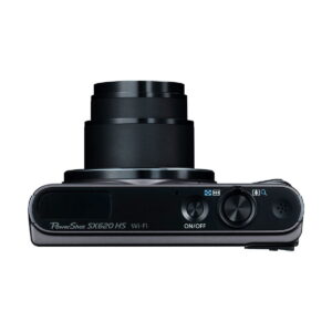 Canon_PowerShot_SX620_HS_005 Canon PowerShot SX620 HS -kameran ylhäältä katsottuna sen musta runko ja pidennetty objektiivi, on/off-painike, zoomin säätimet ja Wi-Fi-symboli näkyvät selvästi.