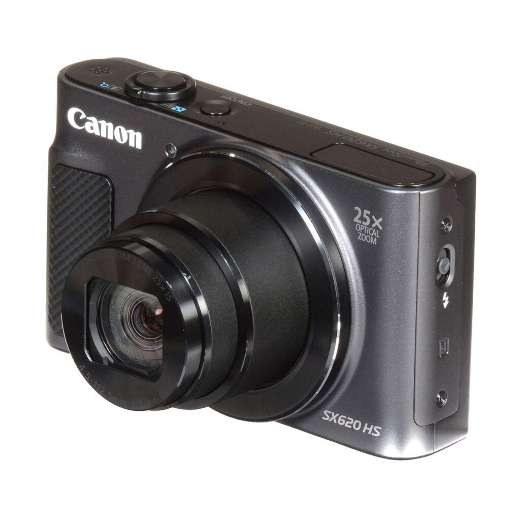 Canon_PowerShot_SX620_HS_008 Musta Canon PowerShot SX620 HS -digitaalikamera, jonka objektiivi on ulosvedetty ja jossa näkyy 25-kertaisen optisen zoomin merkintä sekä etu- ja sivupainikkeet.