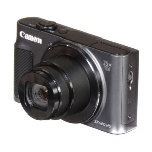 Canon_PowerShot_SX620_HS_008 Musta Canon PowerShot SX620 HS -digitaalikamera, jonka objektiivi on ulosvedetty ja jossa näkyy 25-kertaisen optisen zoomin merkintä sekä etu- ja sivupainikkeet.