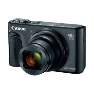 Musta Canon PowerShot SX740 HS -kompaktikamera, jossa on 40x optinen zoom-objektiivi, kuvattuna kulmasta, jossa objektiivi on ulosvedetty ja Canon-logo näkyy etupuolella.