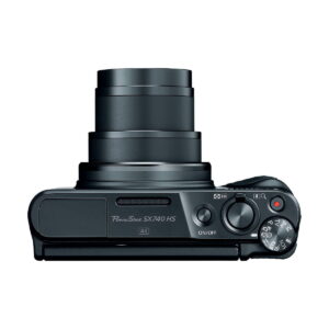Mustan Canon PowerShot SX740 HS -kompaktikameran ylhäältä katsottuna, jossa on laajennettu zoom-objektiivi, säätöpyörä ja On/Off-painike näkyvissä; mallin nimi ja 4K-tunnus näkyvät kameran rungossa.