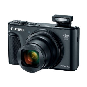 Musta Canon PowerShot SX740 HS -kompaktikamera, jossa on ulkoneva objektiivi, kohotettu salama ja yläpainikkeet. Siinä on 40-kertainen optinen zoom, ja objektiivi heijastaa valoa korostaen sen lasielementtejä.
