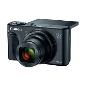 Canon PowerShot SX740 HS -kompaktikamera, jonka objektiivi on laajennettu ja LCD-näyttö käännetty ylös, esittelemällä sen 40x optinen zoom.