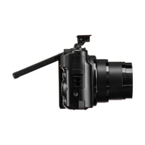 Canon PowerShot SX740 HS -kompaktikamera näytetään sivulta, jossa sen LCD-näyttö on käännetty ulos ja kulmassa, ponnahdussalama on nostettu ja objektiivi on täysin laajennettu.