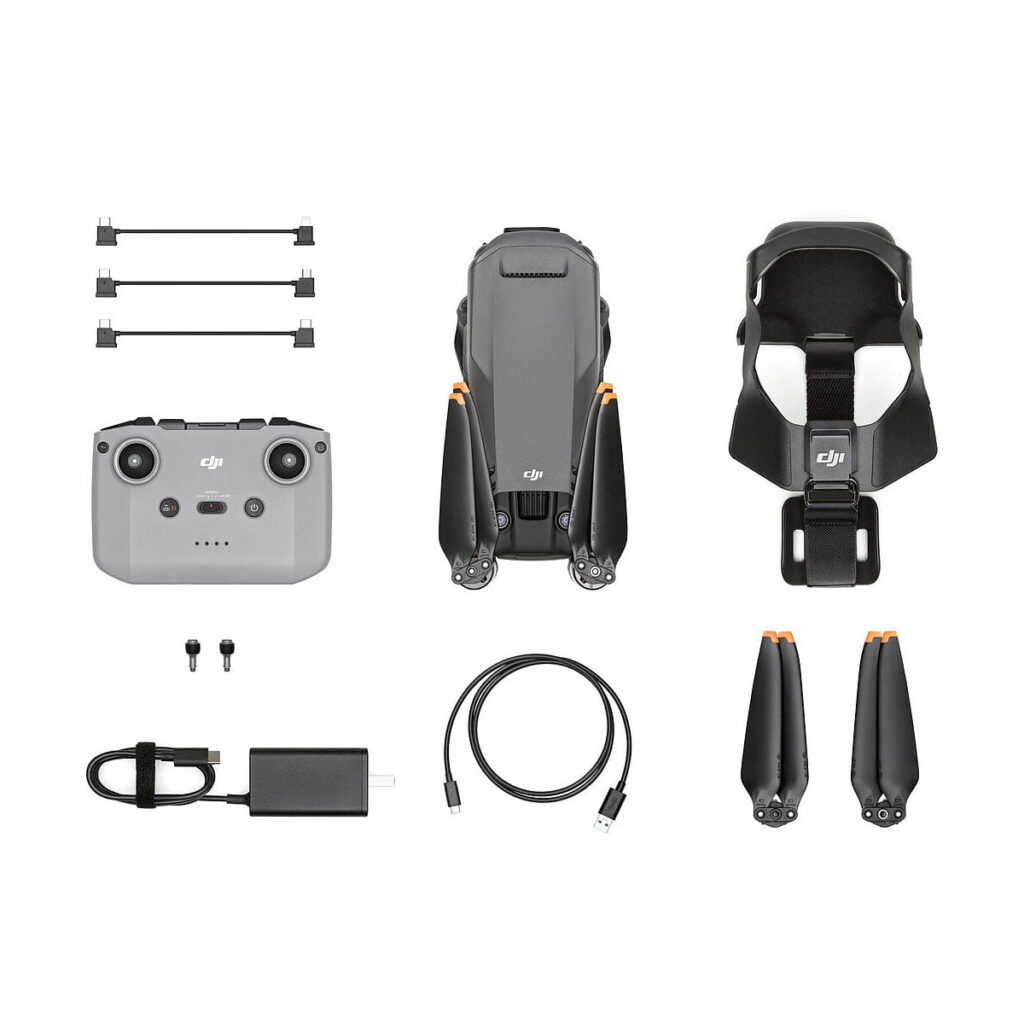 DJI_Mavic_3_Fly_002 DJI Mavic 3 -lennokin paketti, joka on esitetty järjestettynä valkoisella pohjalla ja jossa on kokoontaitettu lennokki, kauko-ohjain, laturi, USB-kaapeli, ylimääräisiä potkureita, kardaanisuoja ja pieniä lisävarusteita.