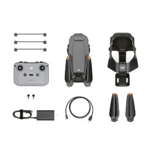 DJI_Mavic_3_Fly_002 DJI Mavic 3 -lennokin paketti, joka on esitetty järjestettynä valkoisella pohjalla ja jossa on kokoontaitettu lennokki, kauko-ohjain, laturi, USB-kaapeli, ylimääräisiä potkureita, kardaanisuoja ja pieniä lisävarusteita.