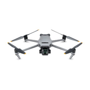 DJI_Mavic_3_Fly_More_Combo_001 DJI Mavic 3 Fly More Combo -lennokki on harmaa nelikopteri, jossa on neljä potkuria, oranssilla korostetut kärjet ja etukamera valkoisella pohjalla.