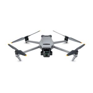 DJI_Mavic_3_Fly_More_Combo_001 DJI Mavic 3 Fly More Combo -lennokki on harmaa nelikopteri, jossa on neljä potkuria, oranssilla korostetut kärjet ja etukamera valkoisella pohjalla.