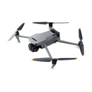 DJI_Mavic_3_Fly_More_Combo_004 DJI Mavic 3 Fly More Combo on harmaa nelikopteriohjain, jossa on neljä potkuria, oranssit teräkärkikoristeet ja etukamera valkoisella taustalla.