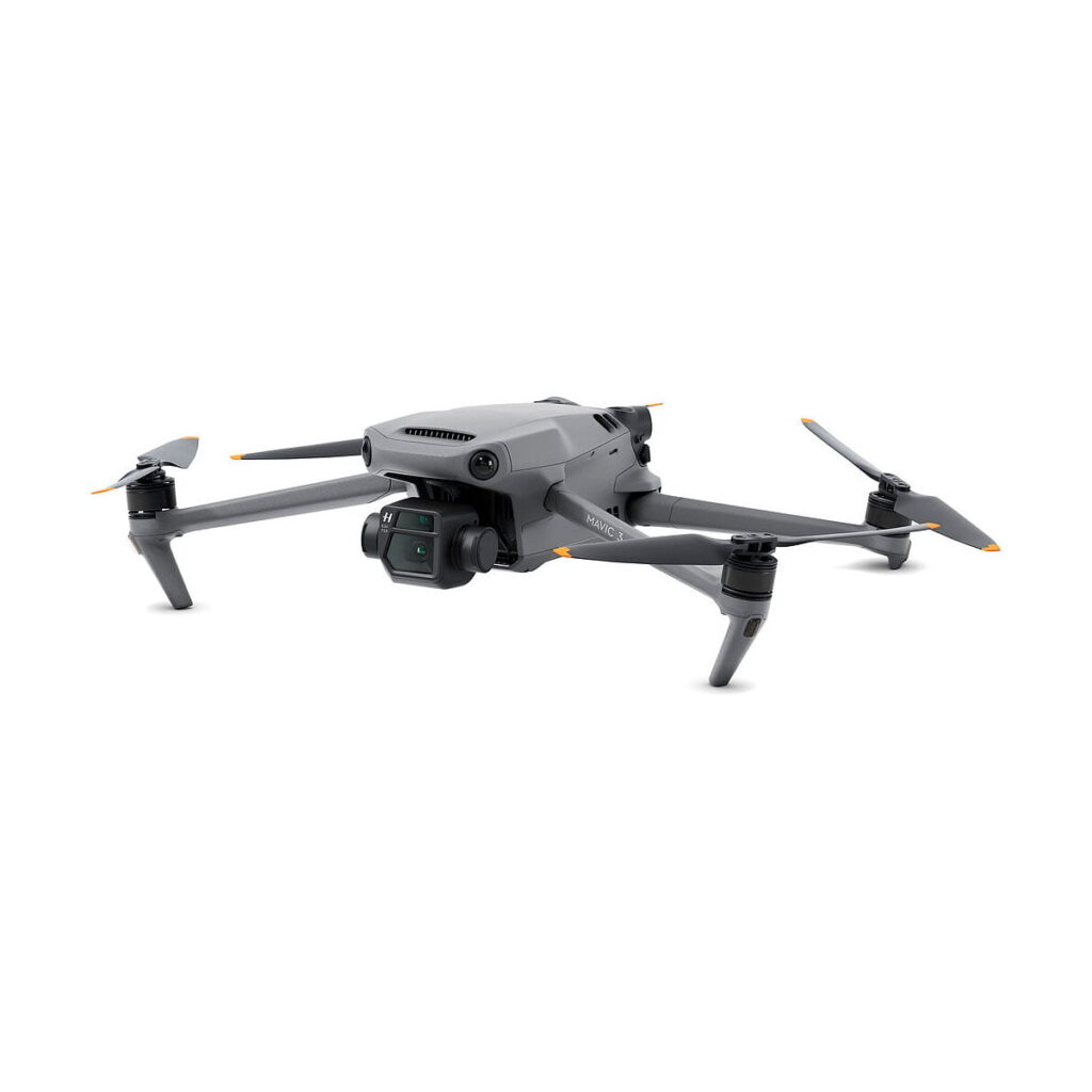 DJI_Mavic_3_Fly_More_Combo_005 DJI Mavic 3 Fly More Combo -lennokissa on harmaa runko, neljä oransseilla kärjillä varustettua potkuria ja valkoinen etukamera.