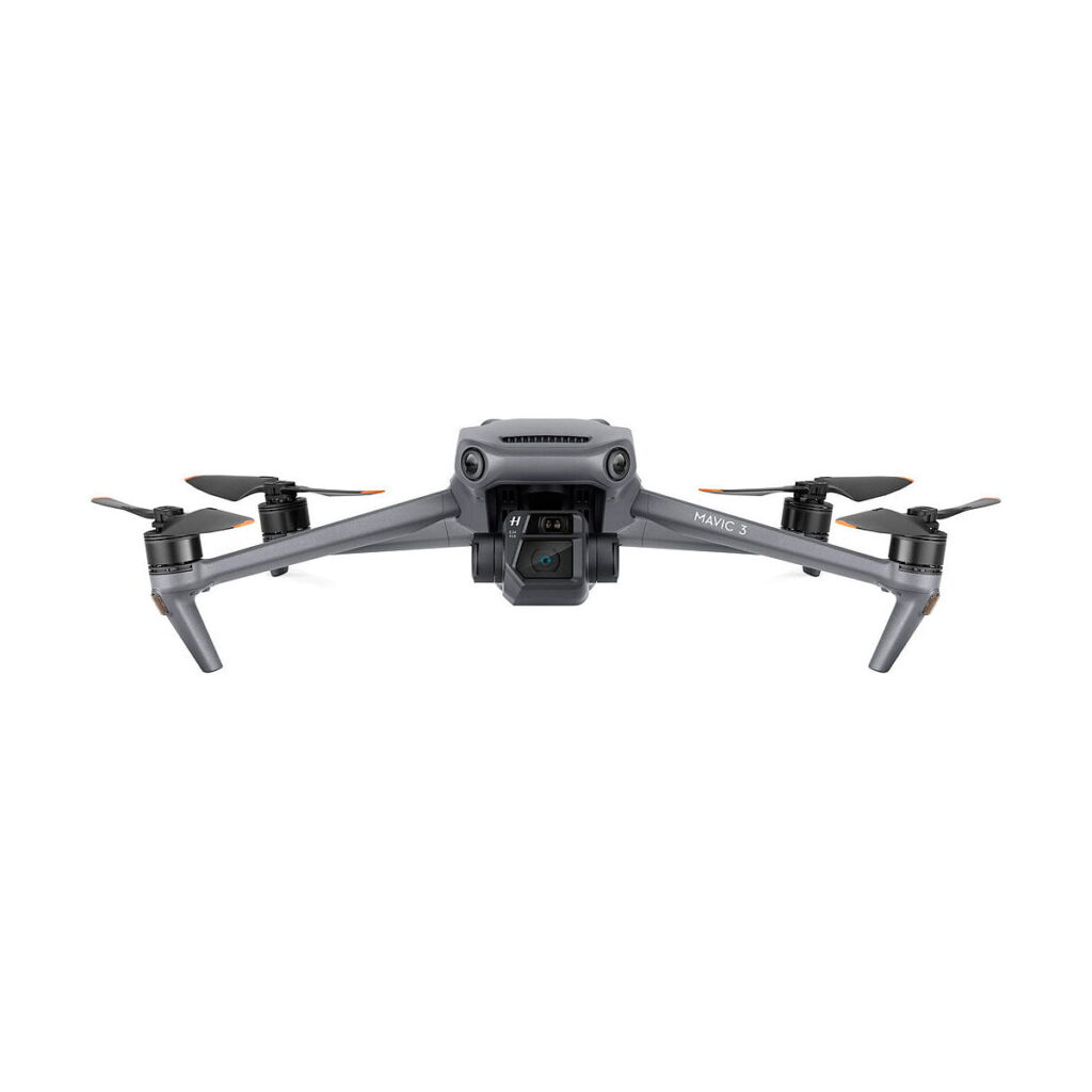 DJI_Mavic_3_Fly_More_Combo_006 DJI Mavic 3 Fly More Combo -lennokki, jossa on harmaa, tyylikäs ja kompakti muotoilu, neljä potkuria ja etukamera, näkyy valkoista taustaa vasten.