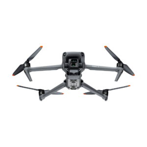 DJI_Mavic_3_Fly_More_Combo_007 DJI Mavic 3 Fly More Combo -lennokki on harmaa, ja siinä on neljä oranssilla kärjellä varustettua potkuria ja etukamera valkoista taustaa vasten.