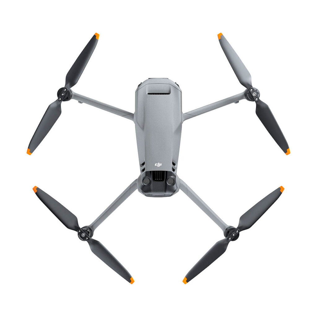 DJI_Mavic_3_Fly_More_Combo_008 DJI Mavic 3 Fly More Combo -lennokki, harmaa, jossa on neljä mustaa potkuria, joissa on oranssit kärjet, näkyy ylhäältä valkoisella pohjalla.