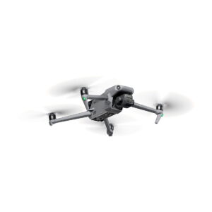 DJI_Mavic_3_Fly_More_Combo_009 DJI Mavic 3 Fly More Combo -lennokki, jossa on neljä potkuria, etukamera ja sensorit sekä pidennetyt laskeutumisjalat, lentää valkoista taustaa vasten.