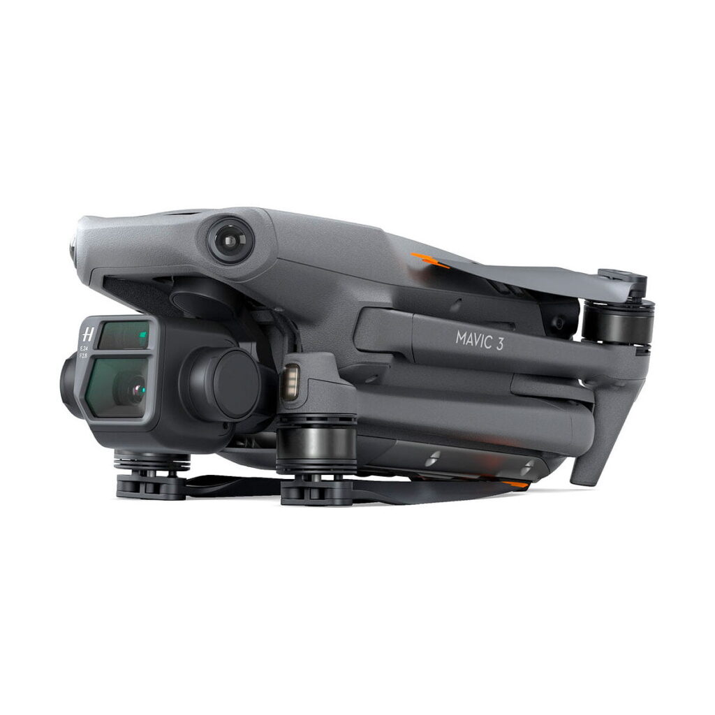 DJI_Mavic_3_Fly_More_Combo_012 Taitettu DJI Mavic 3 Fly More Combo -lennokki, musta, jossa on näkyvä kamera ja anturit, kompaktisti sijoitettu säilytystä tai kuljetusta varten, näkyy valkoisella taustalla.