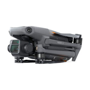 DJI_Mavic_3_Fly_More_Combo_012 Taitettu DJI Mavic 3 Fly More Combo -lennokki, musta, jossa on näkyvä kamera ja anturit, kompaktisti sijoitettu säilytystä tai kuljetusta varten, näkyy valkoisella taustalla.