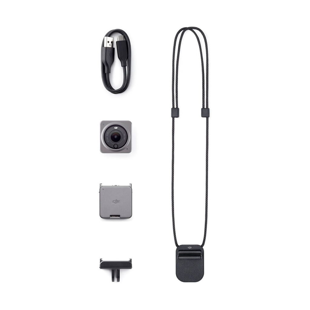 DJi_Action_2_Power_Combo_003 DJI Action 2 Power Combo -toimintakameran, USB-latauskaapelin, klipsikiinnikkeen, magneettisovittimen ja kaulanauhan tasainen asettelu pystysuoraan valkoisella pohjalla.