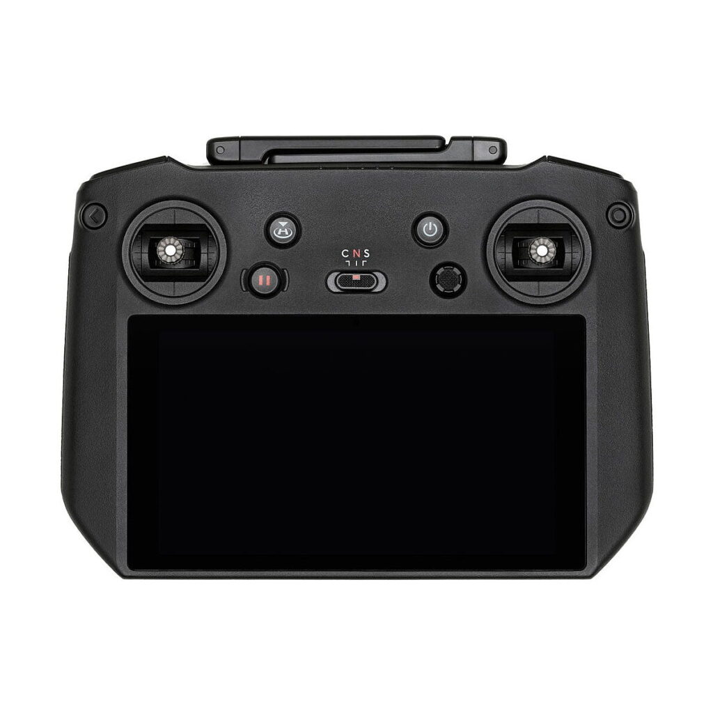 DJi_RC_Pro_001 DJI RC Pro -ohjain, musta, jossa on kaksi ohjaussauvaa, useita painikkeita ja suuri suorakulmainen näyttö alareunassa, ylhäältä katsottuna valkoisella pohjalla.