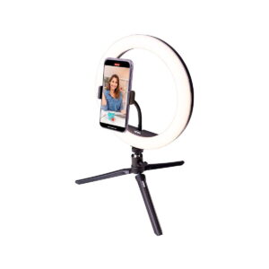 Dörr_VL-26_RGB_Vlogging_Kit_002 Dörr VL-26 RGB Rengasvalo Vlogging Kitissä on jalustalla oleva rengasvalo, jonka keskellä on älypuhelin, ja puhelimessa näkyy nainen hymyilemässä videopuhelun tai nauhoituksen aikana, kaikki valkoista taustaa vasten.