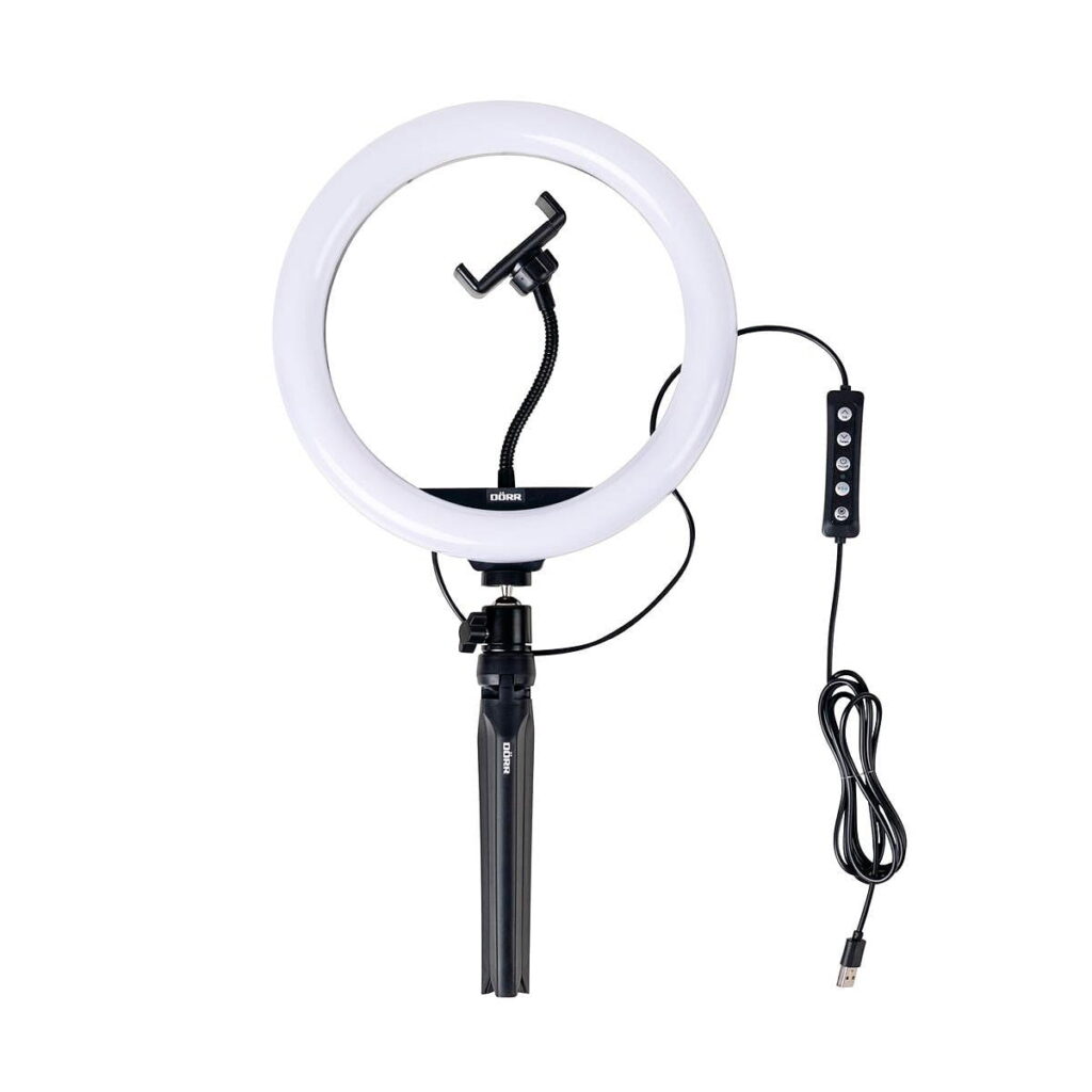 Dörr_VL-26_RGB_Vlogging_Kit_004 Dörr VL-26 RGB Rengasvalo Vlogging Kit sisältää valkoisen rengasvalon, jossa on keskellä puhelimen pidike ja joka on asennettu mustalle jalustalle. Mukana on liitetty virtajohto, jossa on kauko-ohjauspainikkeet ja USB-liitin.