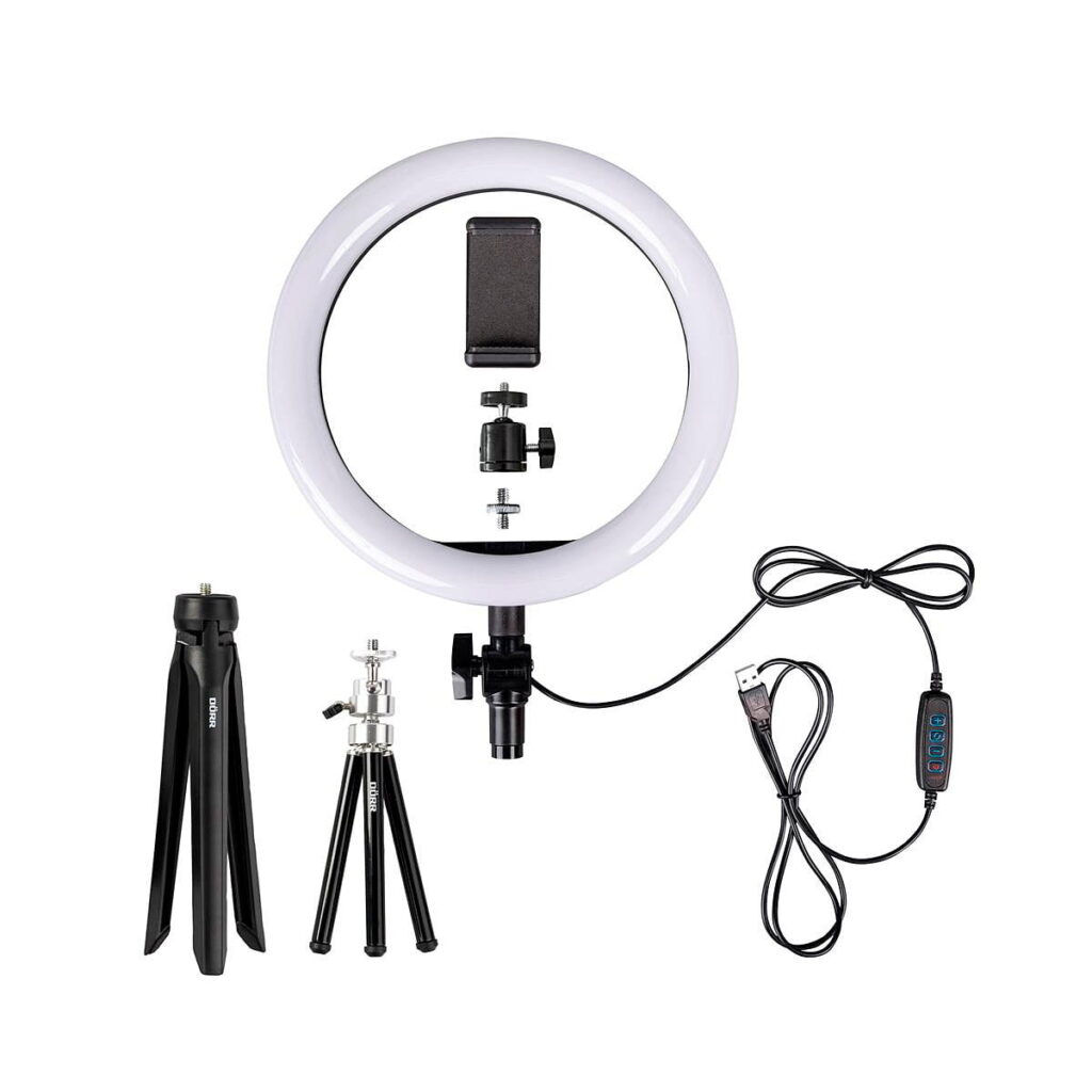 Dörr_VL-26_Vlogging_Kit_001 Dörr VL-26 Bi-Color Rengasvalo Vlogging Kit sisältää rengasvalon, jossa on keskellä puhelimen pidike, kaksi erikokoista jalustaa ja USB-virtajohto, jossa on ohjauspainikkeet, jotka kaikki näkyvät valkoisella pohjalla.