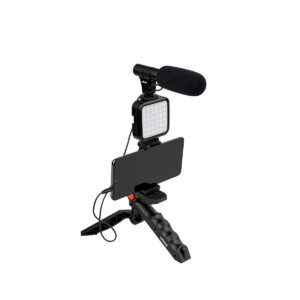 Dörr_VL-5_Vlogging_Kit_Mikrofonilla_006 Dörr VL-5 Vlogging Kit Mikrofonilla, jossa älypuhelin on asennettu käsivaralta pidettävään jalustaan ulkoisen mikrofonin ja LED-valon kanssa, on asetettu videokuvausta tai suoratoistoa varten tavallista valkoista taustaa vasten.