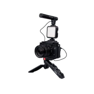 Dörr_VL-5_Vlogging_Kit_Mikrofonilla_007 Dörr VL-5 Vlogging Kit Mikrofonilla, joka sisältää kompaktilla jalustalla olevan digitaalikameran, johon on kiinnitetty ulkoinen mikrofoni ja LED-valo, on asennettu vloggausta tai videokuvausta varten valkoista taustaa vasten.