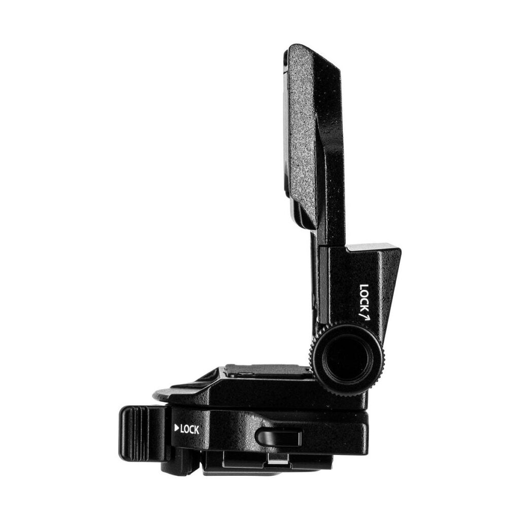 Fujifilm_EVF-TL1_EVF_Tilt_Adapter_004 Fujifilm EVF-TL1 EVF Tilt Adapter on musta metallinen L-muotoinen kameran kiinnike, jossa on säätönupit ja lukitusindikaattorit ja joka on suunniteltu kameralaitteiden kiinnittämiseen tai sijoittamiseen. Se on kuvattu valkoista taustaa vasten.