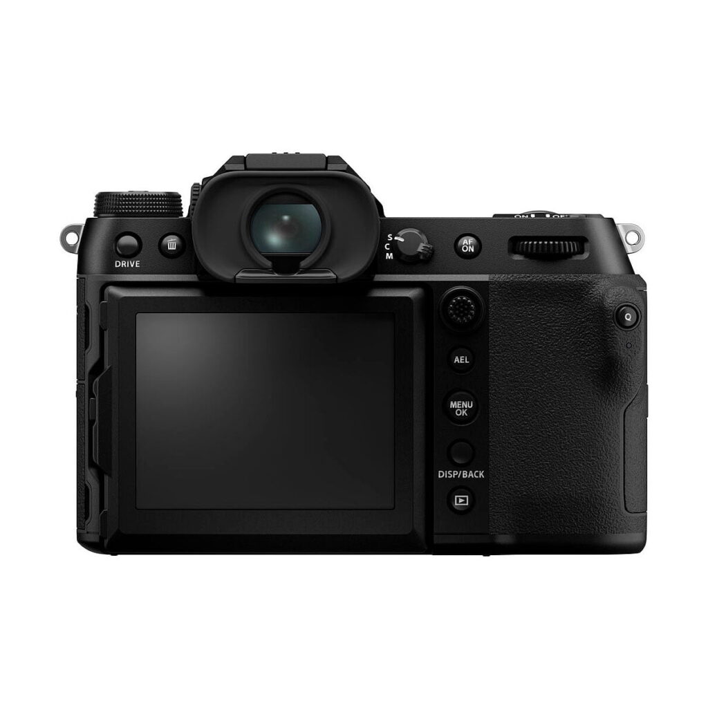 Fujifilm_GFX_100S_002 Fujifilm GFX 100S -järjestelmäkameran takaosa mustana, jossa näkyy LCD-näyttö, ohjauspainikkeet ja etsin. Kamera on sammutettu ja asetettu valkoista taustaa vasten.