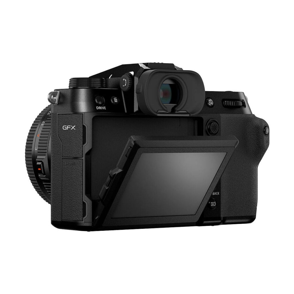 Fujifilm_GFX_100S_007 Fujifilm GFX 100S -järjestelmäkamera näytetään takaa, jossa on osittain laajennettu kallistuva LCD-näyttö, musta runko, jossa on vasemmalla puolella merkintä "GFX", sekä näkyvät painikkeet ja etsin.