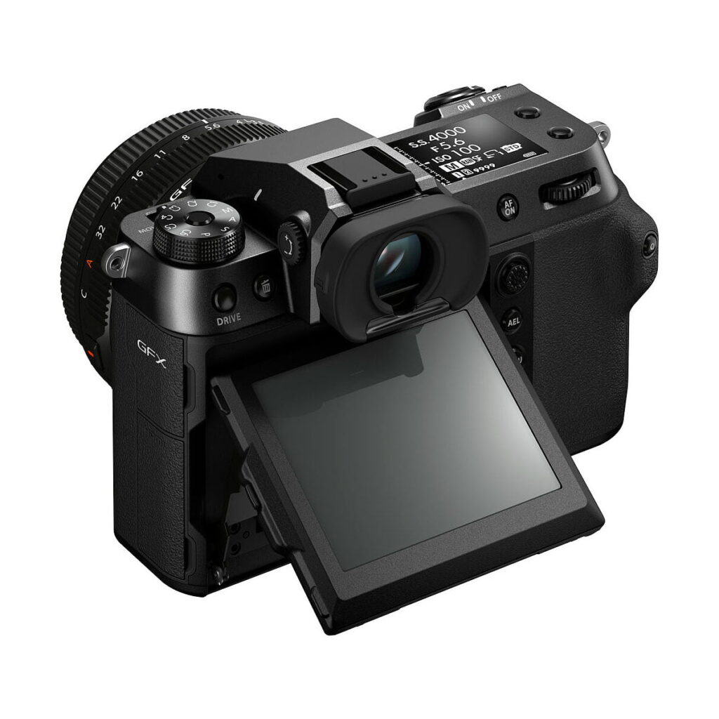 Fujifilm_GFX_100S_008 Fujifilm GFX 100S -järjestelmäkamera on esitetty mustana, ja se on taivutettu korostamaan sen kallistettavaa LCD-näyttöä, ylä- ja takaosan säätimiä, joissa on valintalevyjä, painikkeita ja näyttö, joka näyttää kameran asetukset.