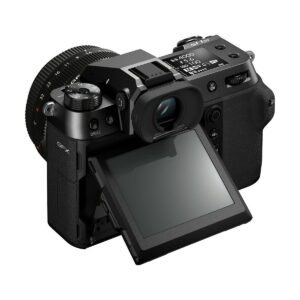 Fujifilm_GFX_100S_008 Fujifilm GFX 100S -järjestelmäkamera on esitetty mustana, ja se on taivutettu korostamaan sen kallistettavaa LCD-näyttöä, ylä- ja takaosan säätimiä, joissa on valintalevyjä, painikkeita ja näyttö, joka näyttää kameran asetukset.