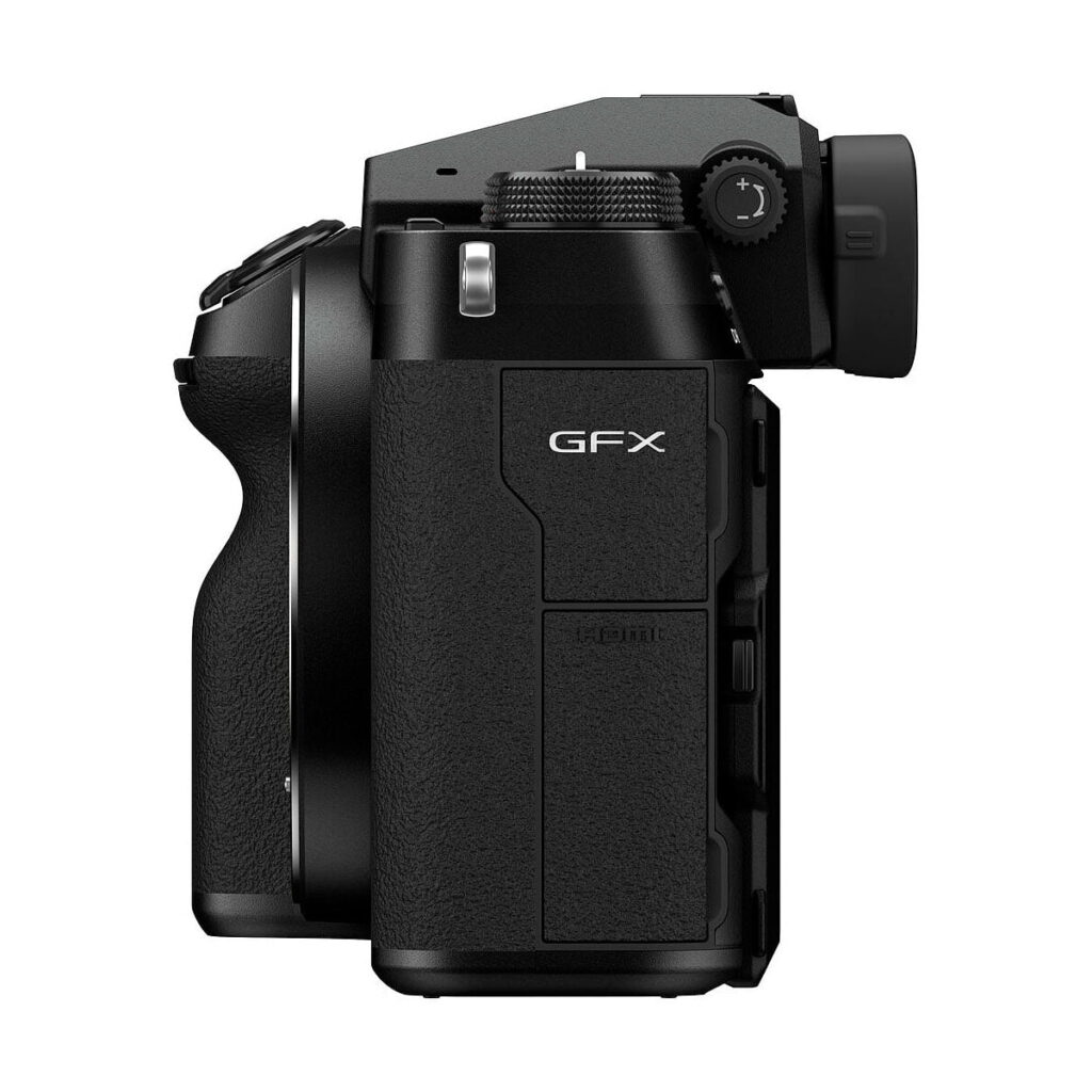 Fujifilm_GFX_100S_014 Sivunäkymä mustasta Fujifilm GFX 100S -järjestelmäkameran rungosta, jossa on kuvioitu kahva, ohjauspainikkeet, etsin ja sivupaneelin portit merkitty HDMI.