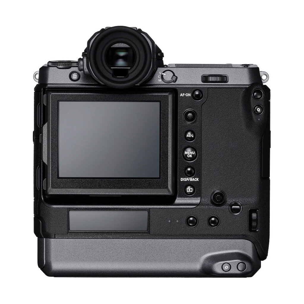 Fujifilm_GFX_100_002 Mustan Fujifilm GFX 100 -kameran takaosassa on suuri nestekidenäyttö, useita painikkeita ja säätimiä, elektroninen etsin yläosassa ja laajennettu akkukahva alaosassa.