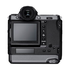 Fujifilm_GFX_100_002 Mustan Fujifilm GFX 100 -kameran takaosassa on suuri nestekidenäyttö, useita painikkeita ja säätimiä, elektroninen etsin yläosassa ja laajennettu akkukahva alaosassa.