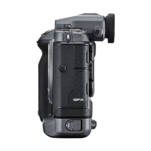Fujifilm_GFX_100_004 Mustan Fujifilm GFX 100 -digitaalikameran sivukuva korostaa sen kuvioitua kahvaa, useita painikkeita ja elektronista etsintä valkoista taustaa vasten.