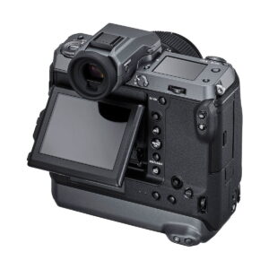 Fujifilm_GFX_100_005 Fujifilm GFX 100 on kuvattu takaa, ja siinä on kallistettava LCD-näyttö, elektroninen etsin, ohjauspainikkeet, valitsimet ja kiinnitetty pystysuora akkukahva.