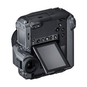 Fujifilm_GFX_100_006 Fujifilm GFX 100, musta digitaalikamera, jossa on suuri elektroninen etsin, kallistettu LCD-näyttö ja useita ohjauspainikkeita, on kuvattu takaa hieman vasemmalta valkoista taustaa vasten.
