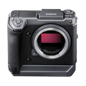 Fujifilm_GFX_100_009 Fujifilm GFX 100 -keskikokoisen digitaalisen kameran rungon etukuva ilman objektiivia, jossa näkyvät kenno, kahva ja kotelon eri painikkeet ja säätimet.
