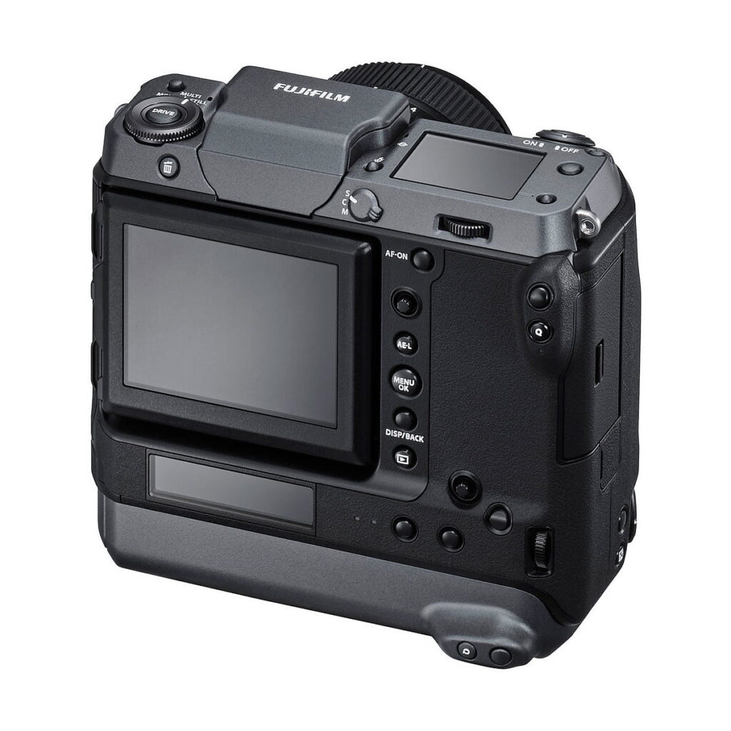 Fujifilm_GFX_100_010 Fujifilm GFX 100 -kamerassa on suuri LCD-näyttö, useita ohjauspainikkeita ja säätimiä, kuvioitu kahva ja ammattimainen, kestävä musta muotoilu.