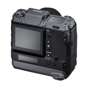 Fujifilm_GFX_100_010 Fujifilm GFX 100 -kamerassa on suuri LCD-näyttö, useita ohjauspainikkeita ja säätimiä, kuvioitu kahva ja ammattimainen, kestävä musta muotoilu.