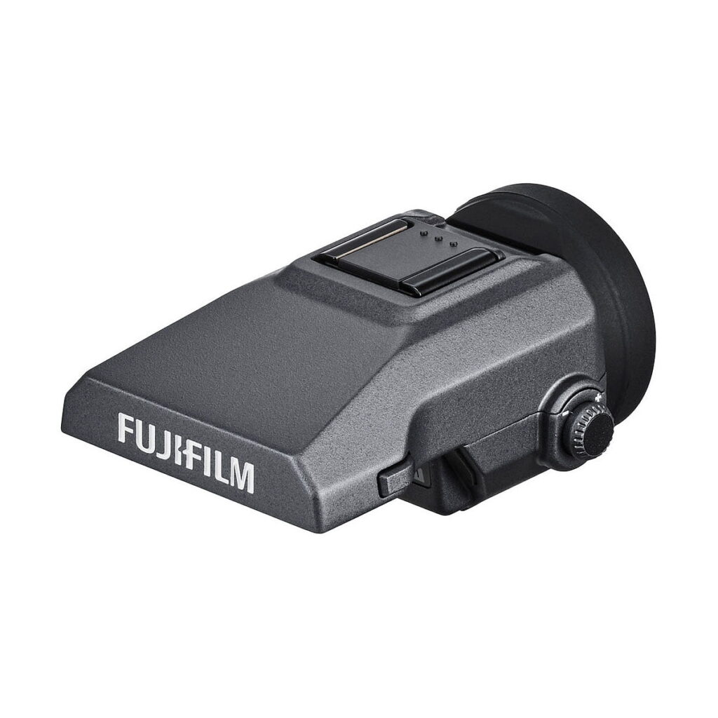 Fujifilm_GFX_100_011 Fujifilm GFX 100 -elektroninen etsin, jossa on suorakulmainen mattamusta muotoilu, säätöpyörä ja FUJIFILM-logo sivulla, näkyy valkoista taustaa vasten.