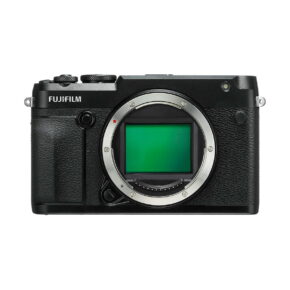 Fujifilm_GFX_50R_001 Musta Fujifilm GFX 50R -digitaalikameran runko ilman objektiivia, jossa korostuvat suuri kuvakenno ja yläosan säätöpyörät valkoista taustaa vasten kuvattuna.