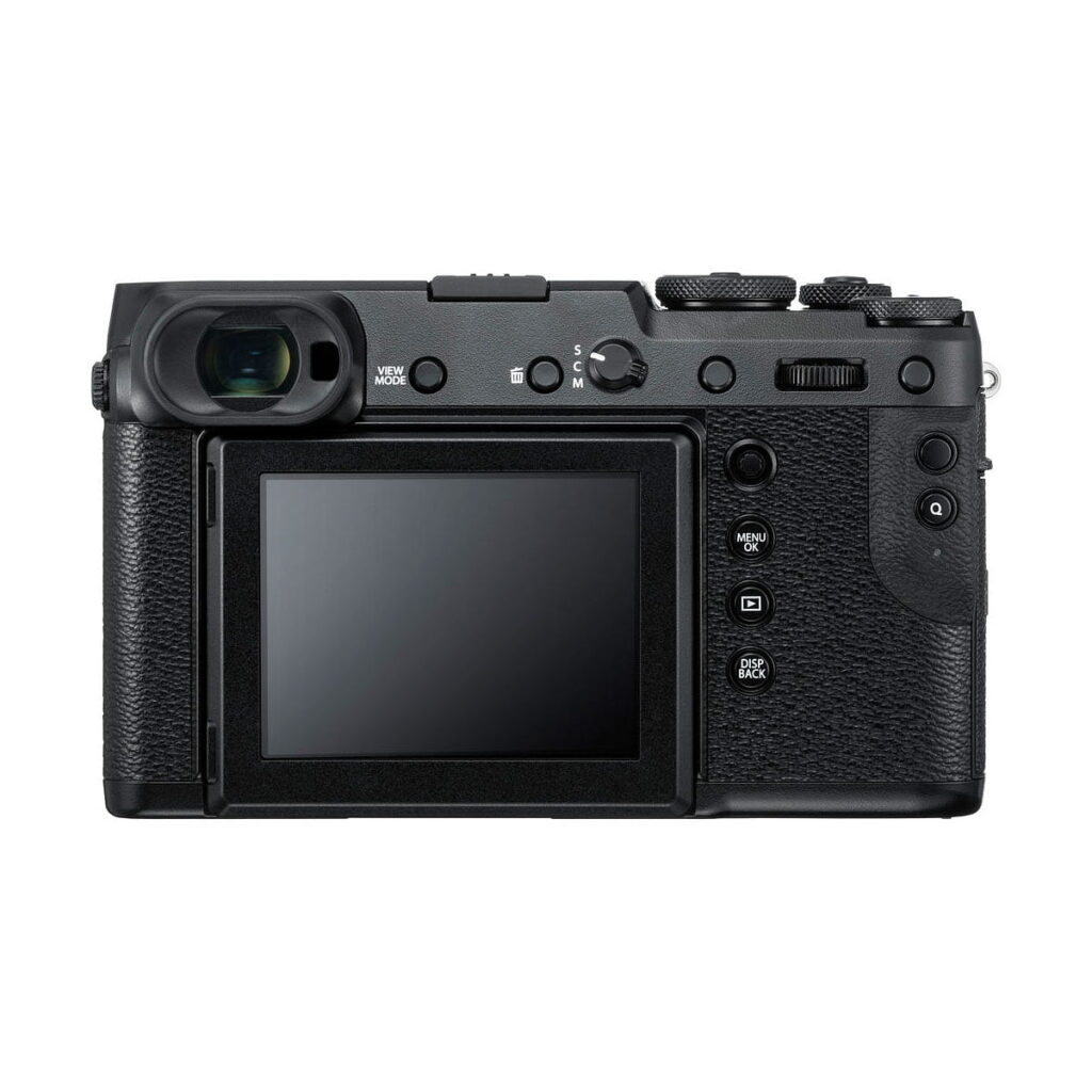 Fujifilm_GFX_50R_002 Fujifilm GFX 50R:ssä, kuvassa takaa, on suuri LCD-näyttö, etsin vasemmalla ylhäällä, ohjauspainikkeet ja kuvioidut kahvat. Kameran väri on musta ja siinä on moderni, minimalistinen muotoilu.