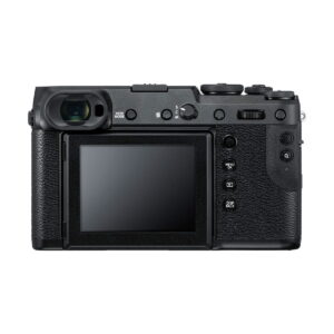 Fujifilm_GFX_50R_002 Fujifilm GFX 50R:ssä, kuvassa takaa, on suuri LCD-näyttö, etsin vasemmalla ylhäällä, ohjauspainikkeet ja kuvioidut kahvat. Kameran väri on musta ja siinä on moderni, minimalistinen muotoilu.