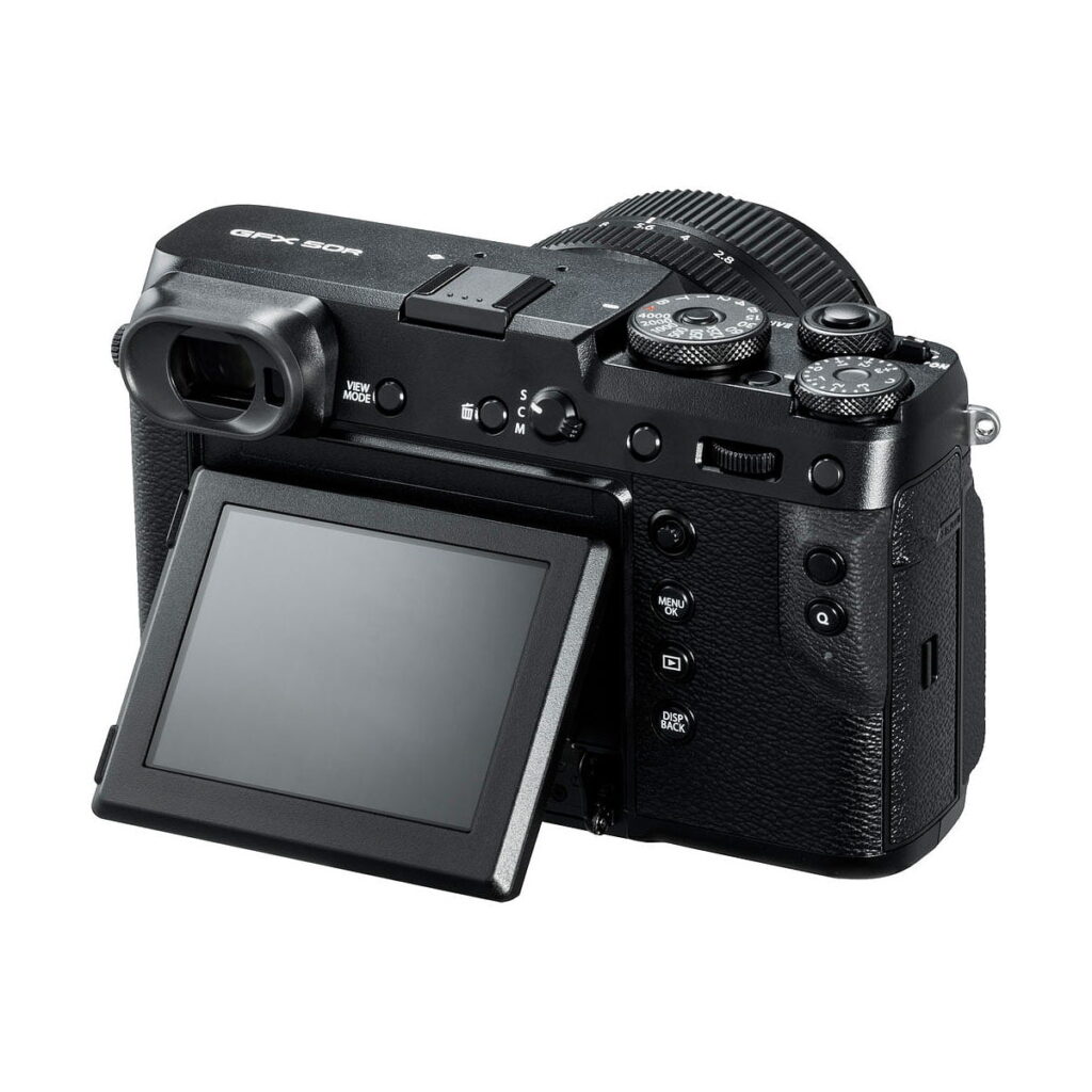 Fujifilm_GFX_50R_003 Fujifilm GFX 50R on musta digitaalikamera, jossa on kuvioitu kahva, useita säätöpyöriä ja takapuolella olevia painikkeita sekä ulospäin kääntyvä LCD-näyttö.