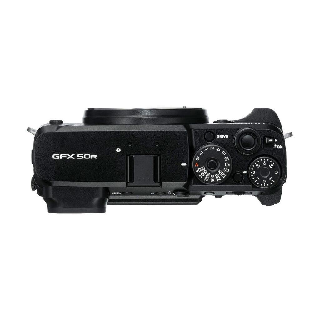 Fujifilm_GFX_50R_004 Fujifilm GFX 50R -kameran rungon ylhäältä katsottuna, jossa näkyvät säätimet, painikkeet ja objektiivin kiinnitys kameran ollessa sammutettuna.