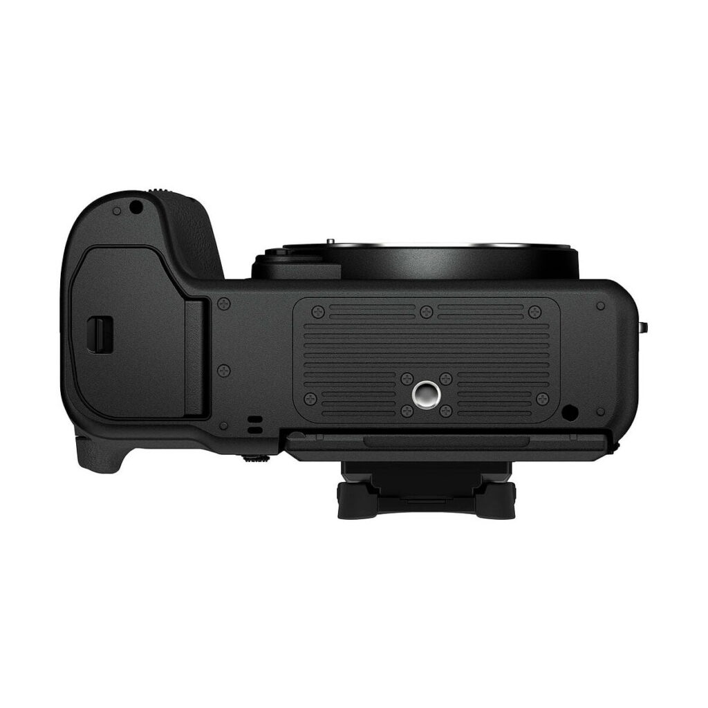 Fujifilm GFX 50S II mustan digitaalikameran rungon alareunan näkymä, jossa korostuvat akkulokero, jalustakiinnitys ja kuvioitu kahva, kuvattuna valkoisella taustalla.