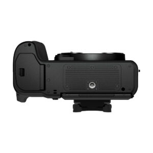 Fujifilm GFX 50S II mustan digitaalikameran rungon alareunan näkymä, jossa korostuvat akkulokero, jalustakiinnitys ja kuvioitu kahva, kuvattuna valkoisella taustalla.